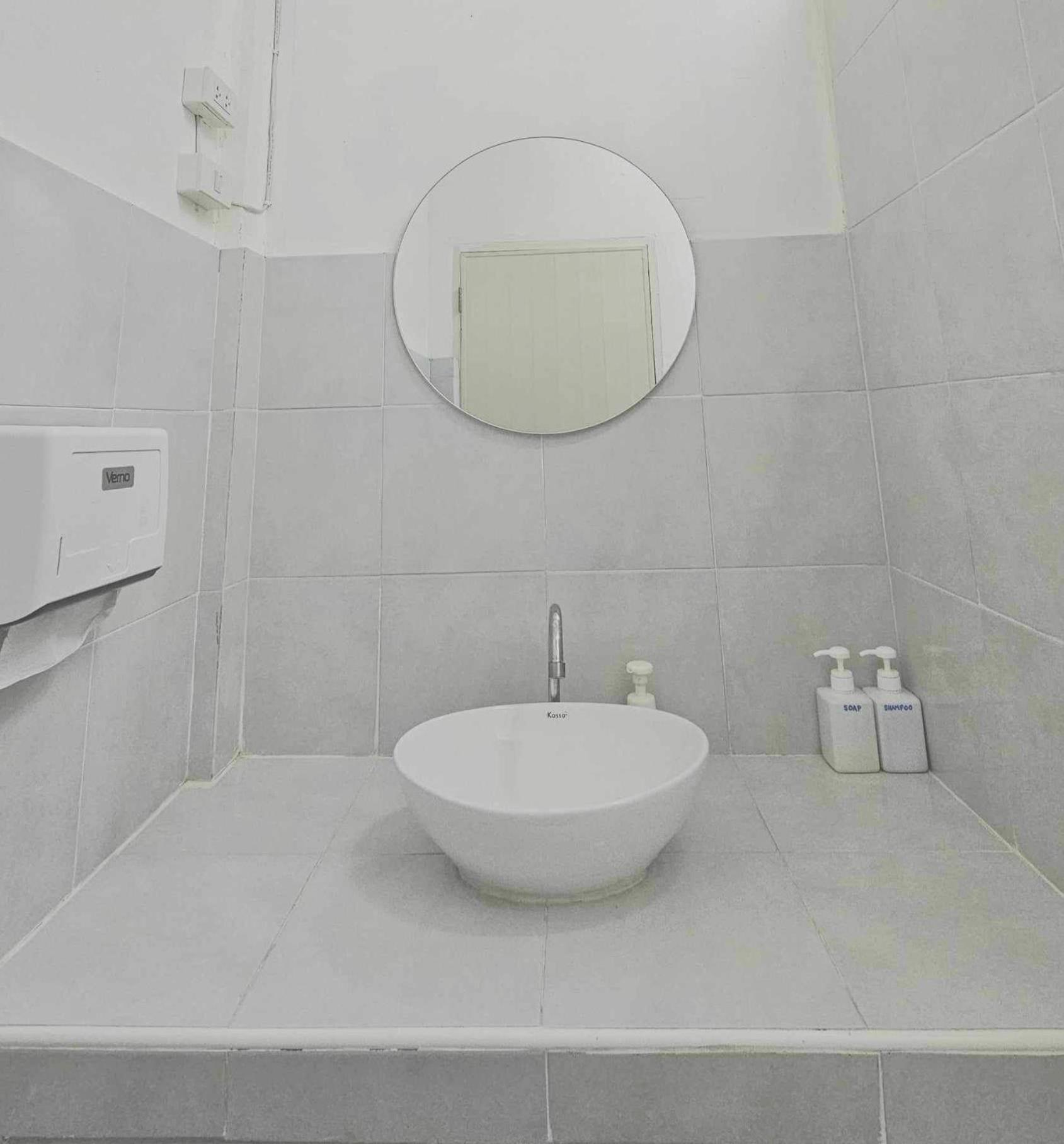 W District Guesthouse Bangkok Dış mekan fotoğraf